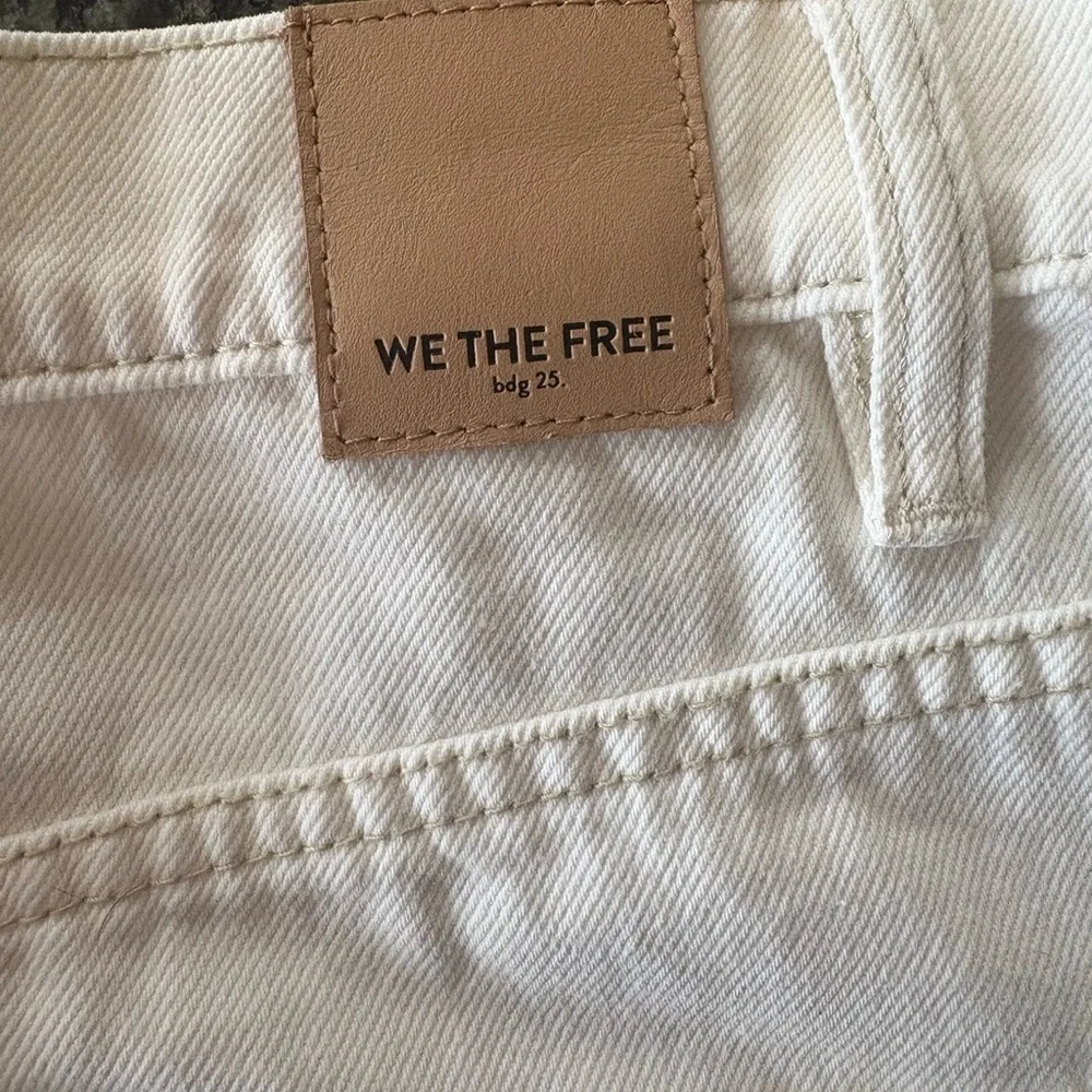 🤍🩶Like New WE THE FREE Frayed Hem Denim mini skirt in cream color. Size 28 - Picture 6 of 6